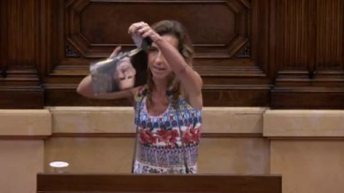 La diputada de la CUP Laia Estrada rompe una fotografía del rey Felipe VI durante una intervención en el Parlament