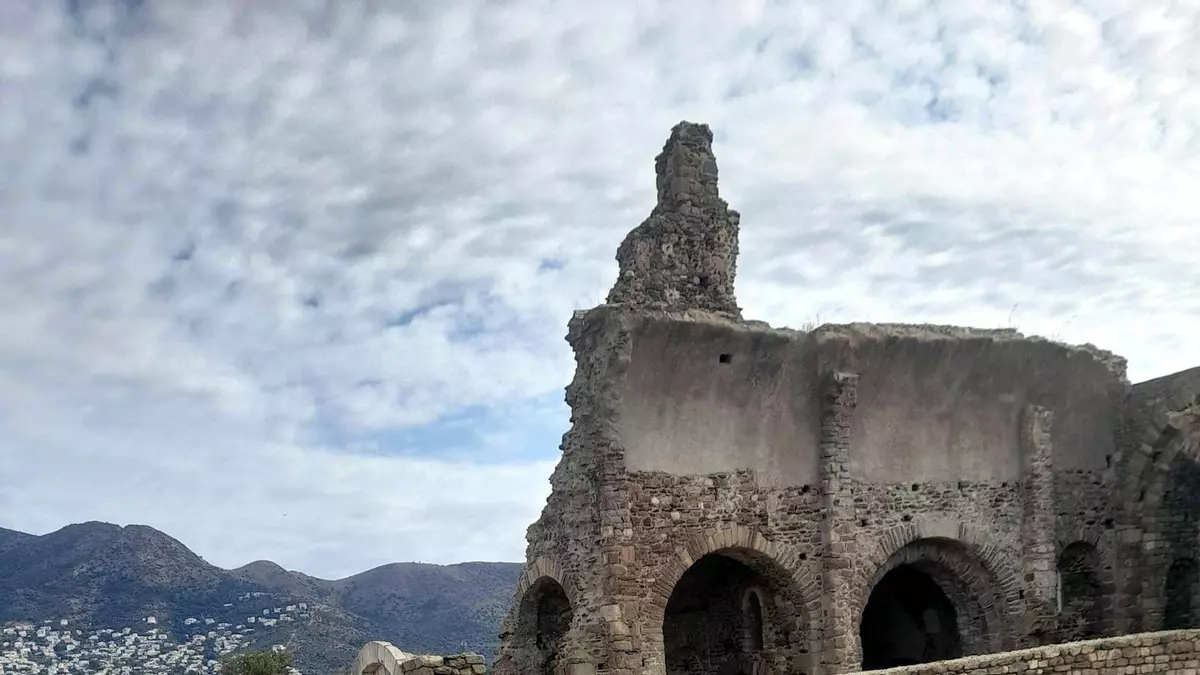 Les excavacions a la Ciutadella de Roses confirmen l'existència d'un gran complex funerari