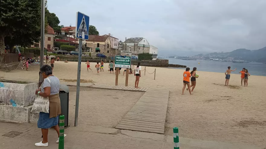 La playa de Arealonga recupera la bandera verde y reabre al baño