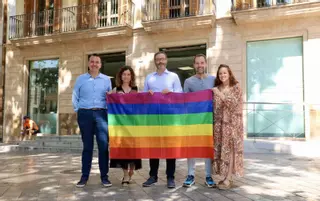 La izquierda saca la bandera del Orgullo