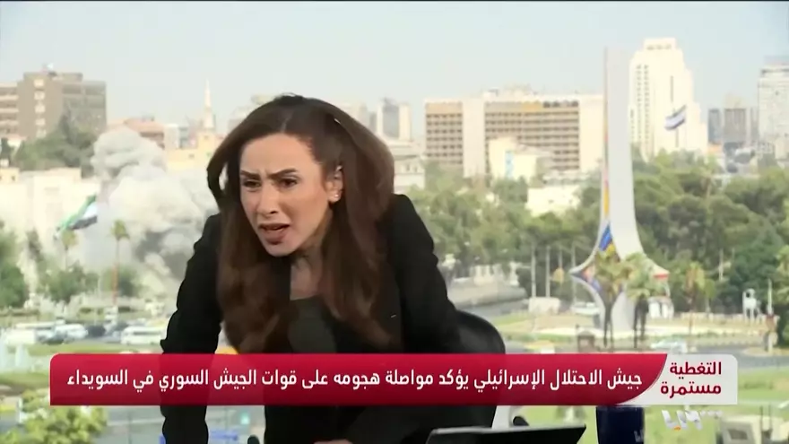 Un bombardeo israelí en Damasco sorprende en directo a una periodista mientras presentaba las noticias