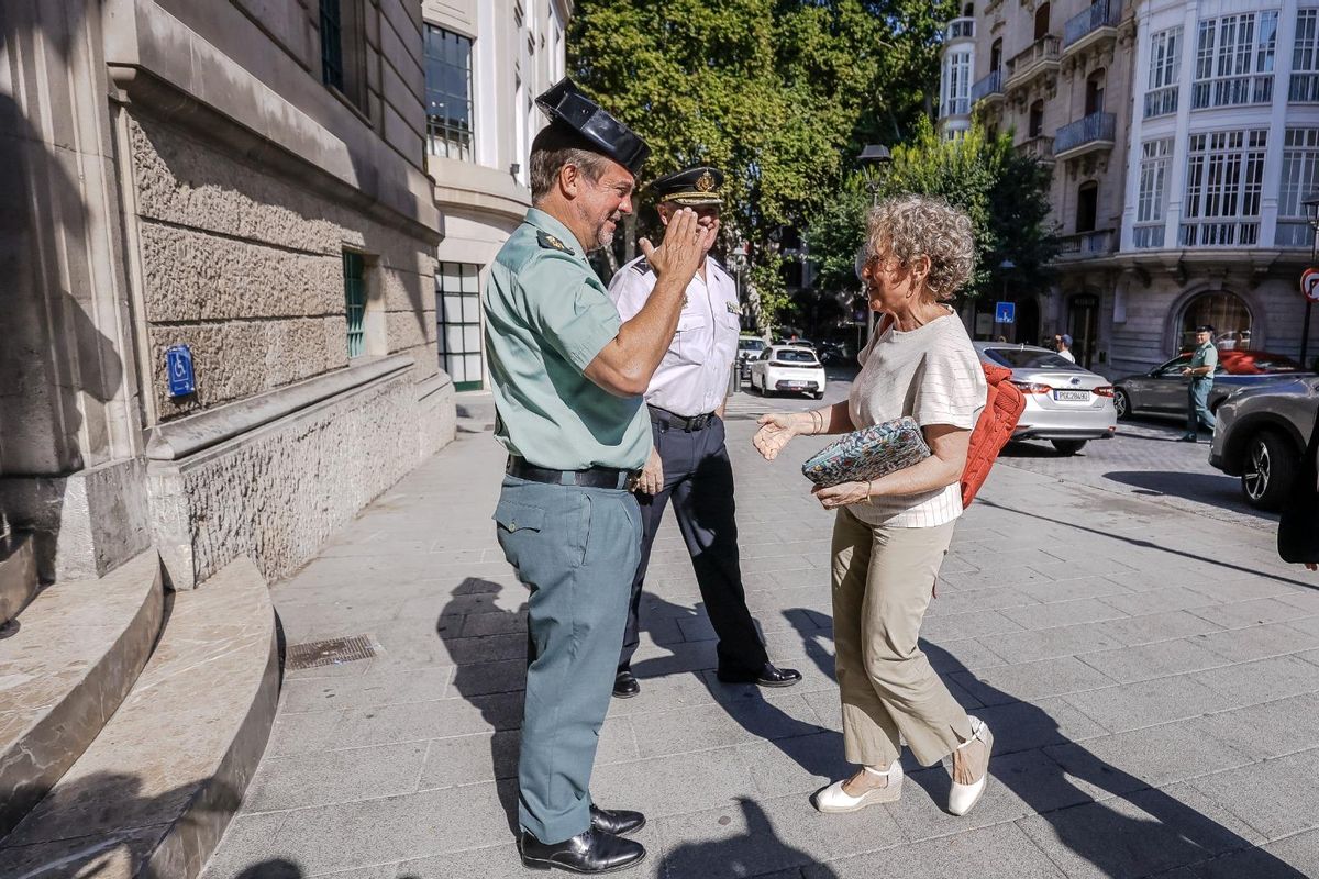 Calvo fue recibida por el coronel de la Guardia Civil y el jefe superior de Policía