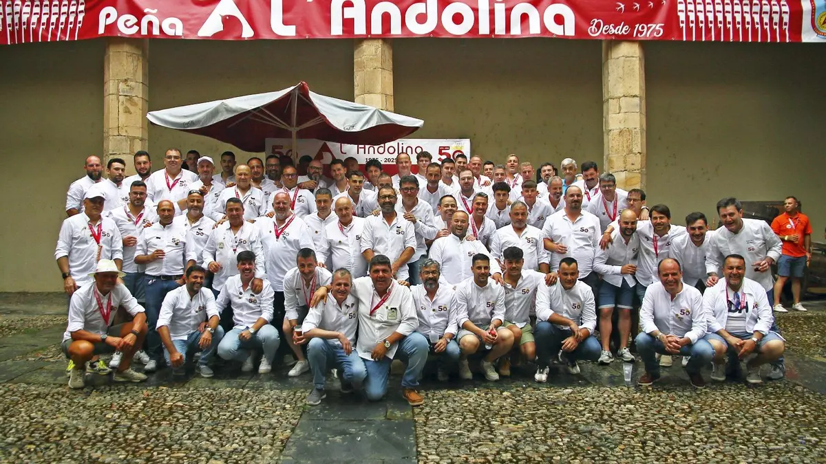 Los 50 años de esta peña de la pólvora de Cangas del Narcea que recuerda a las golondrinas