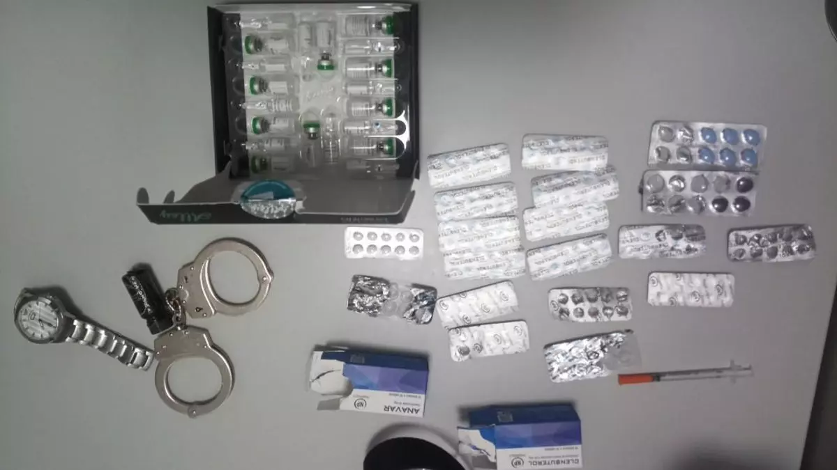 Detenido en Vigo con anabolizantes, dinero en efectivo y unas esposas en su coche