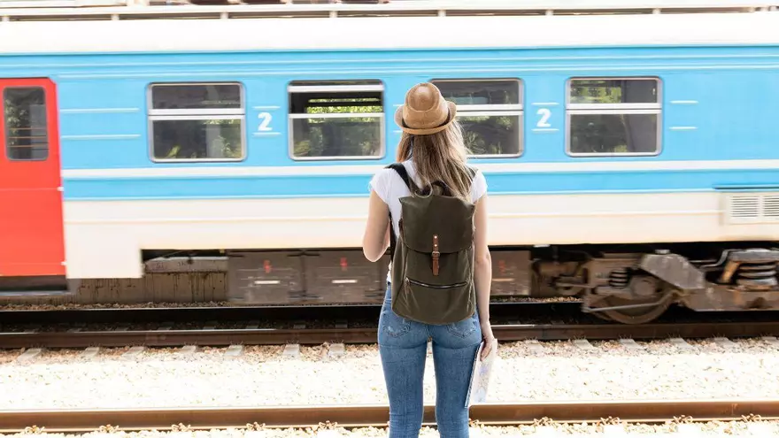 Qué no puedo olvidar si voy en tren: los 10 básicos que no querrás que falten en tu mochila